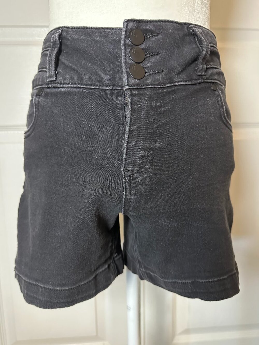 D. Jeans Black 3-Button High-Rise Stretch Shorts - Size 4